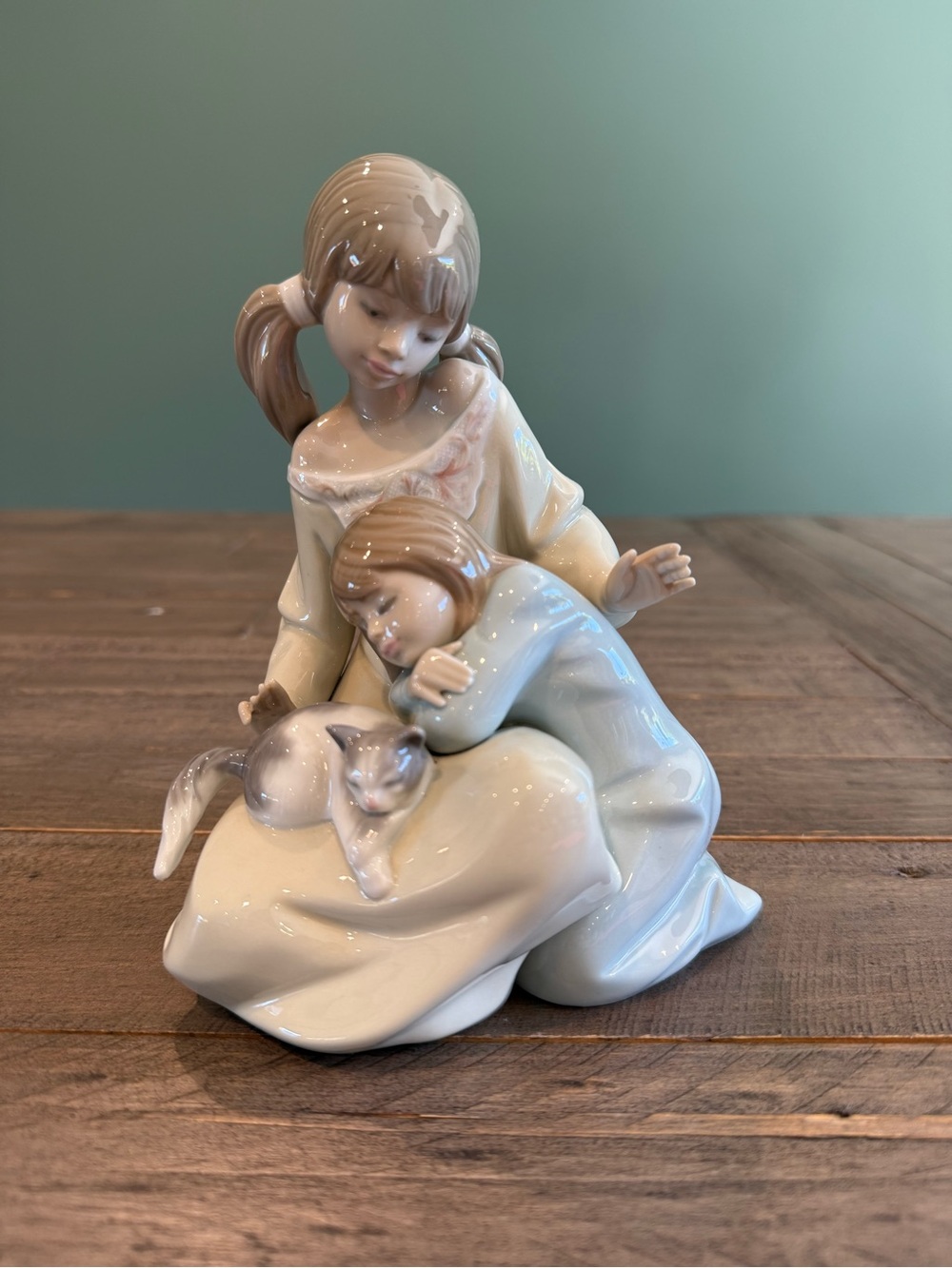Lladro figurine “Little Sister” or “Dulce Sueños” - #1534